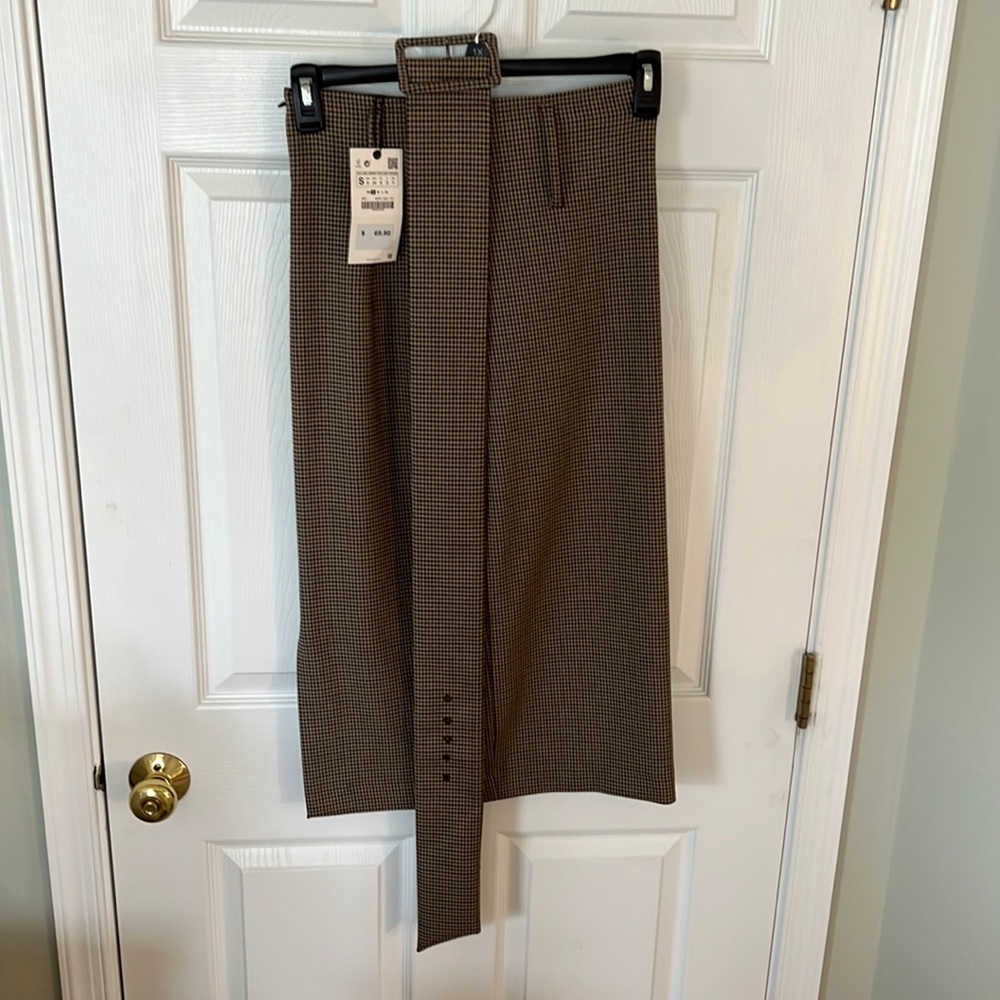 Zara mid length skirt. Size Small. Never worn with tags.